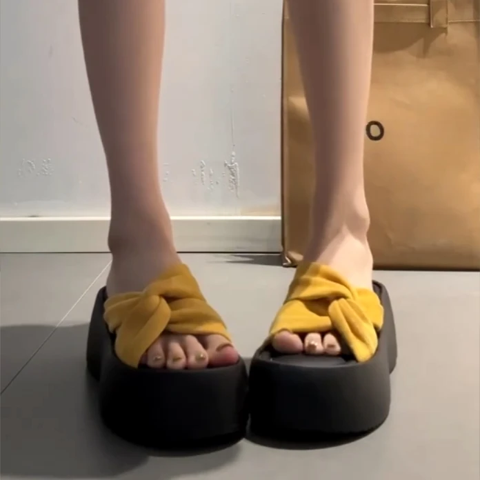 舒适款交叉带厚底增高凉拖鞋女外穿2025夏季新款一字拖黄色沙滩鞋