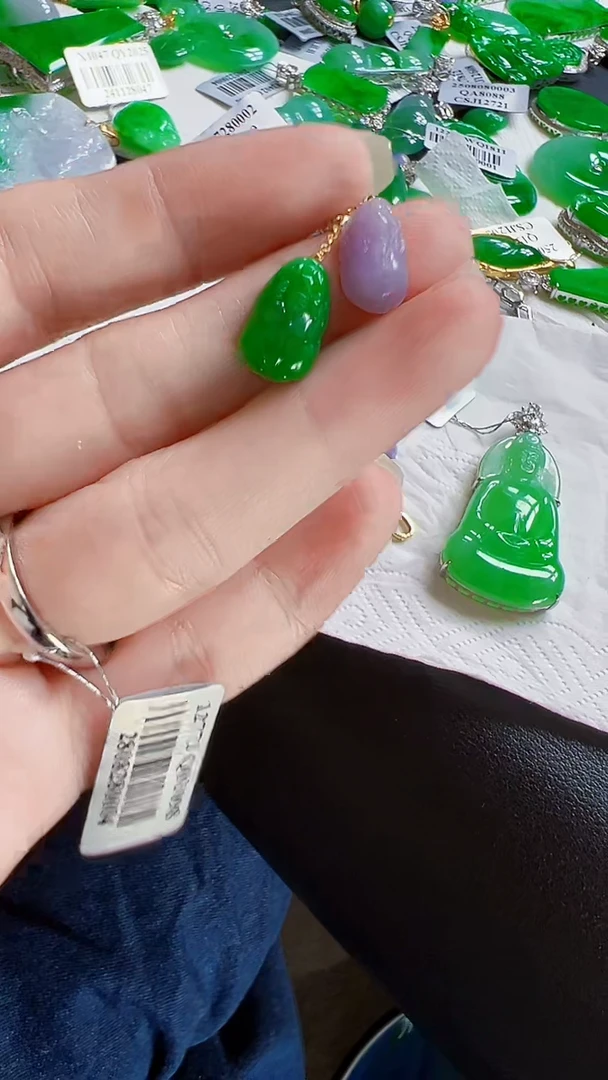 颈饰18K金镶嵌翡翠r**e吊坠