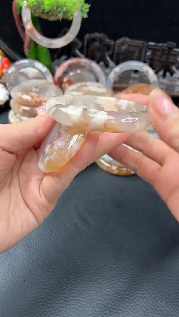 未镶嵌手镯（圆镯）石英质玉57