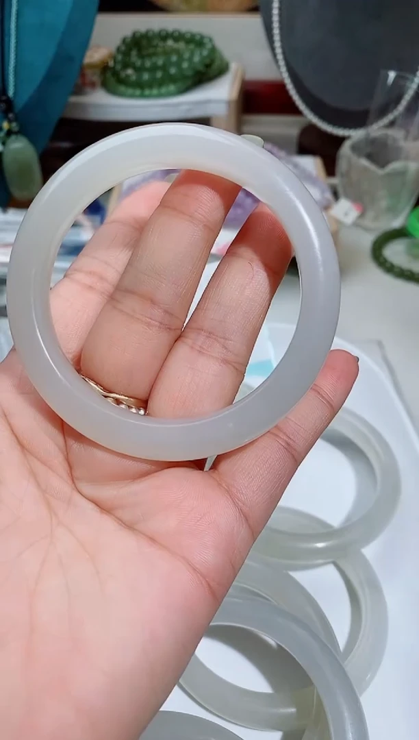 和田玉手镯未镶嵌红*490一个红瑜的