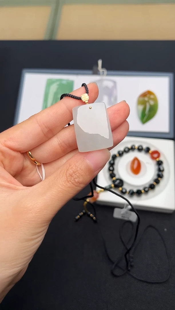 颈饰18K金镶嵌翡翠无事牌