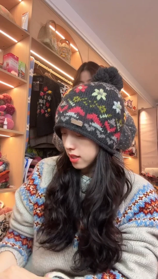 羊毛美利奴深灰色刺绣单球帽