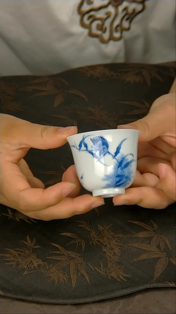 青花手绘花鸟主人杯