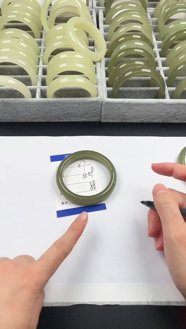 未镶嵌手镯石英质玉湖水绿