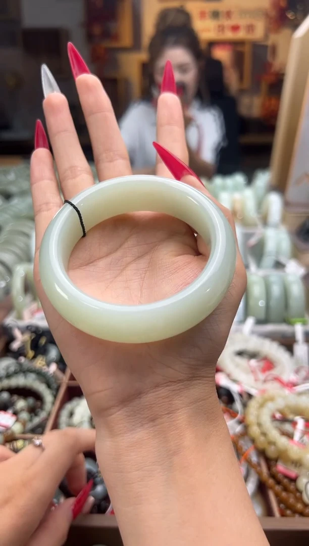 和田玉手镯未镶嵌且末料青白玉手镯57+