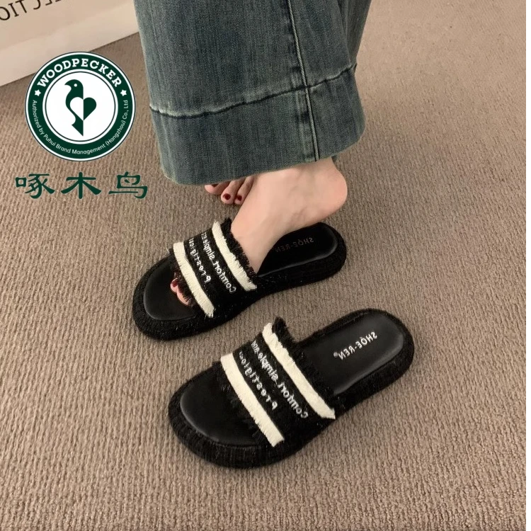 啄木鸟刺绣字母一字拖鞋女夏外穿2025春夏季新款厚底休闲沙滩凉拖
