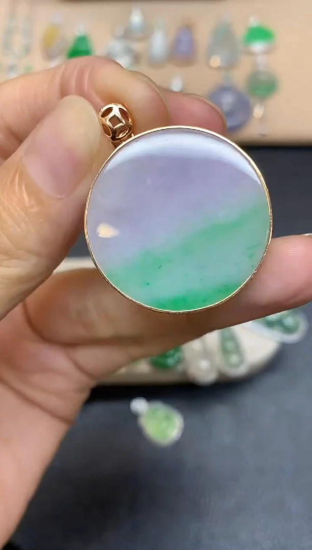 颈饰18K金镶嵌翡翠圆牌【无服务费