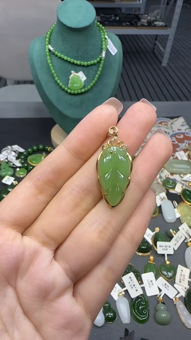 18K金镶嵌和田玉挂件1