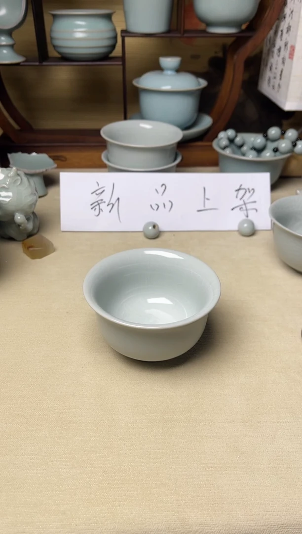 微微瑕云雾月白釉全手工压手杯