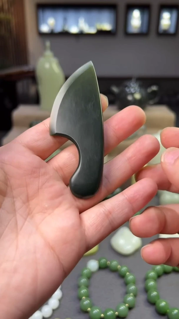 和田玉未镶嵌颈饰t**a青玉一细小刀