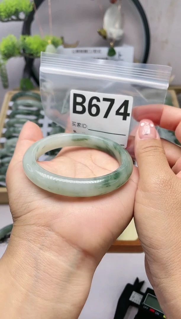 【闪购商品】石英质玉（天山翠）手镯未镶嵌B674