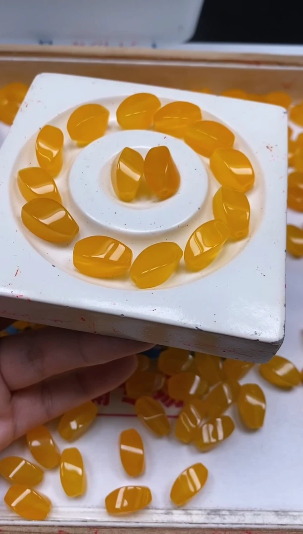 玛瑙/玉髓散珠未镶嵌B1374 鸡油黄 扭扭珠5个15元