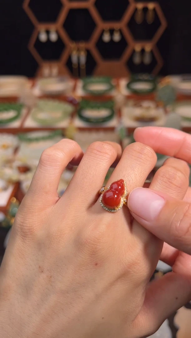 18K金镶嵌戒指南红玛瑙福利
