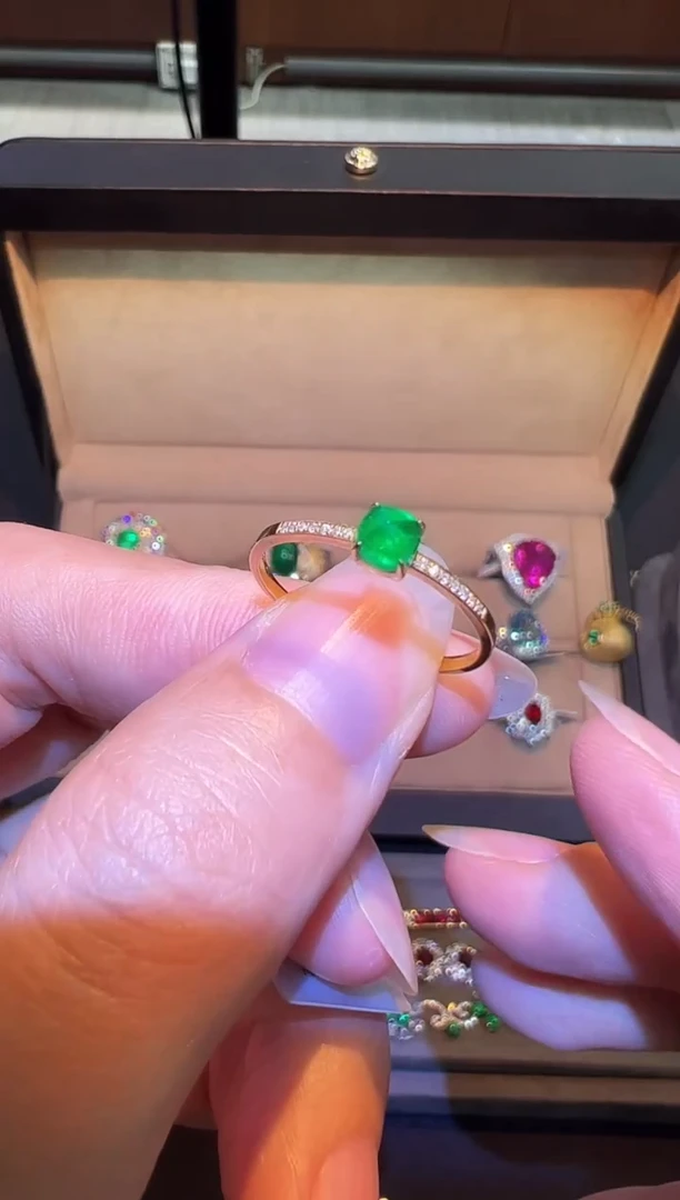 18K金镶嵌戒指祖母绿0.4ct