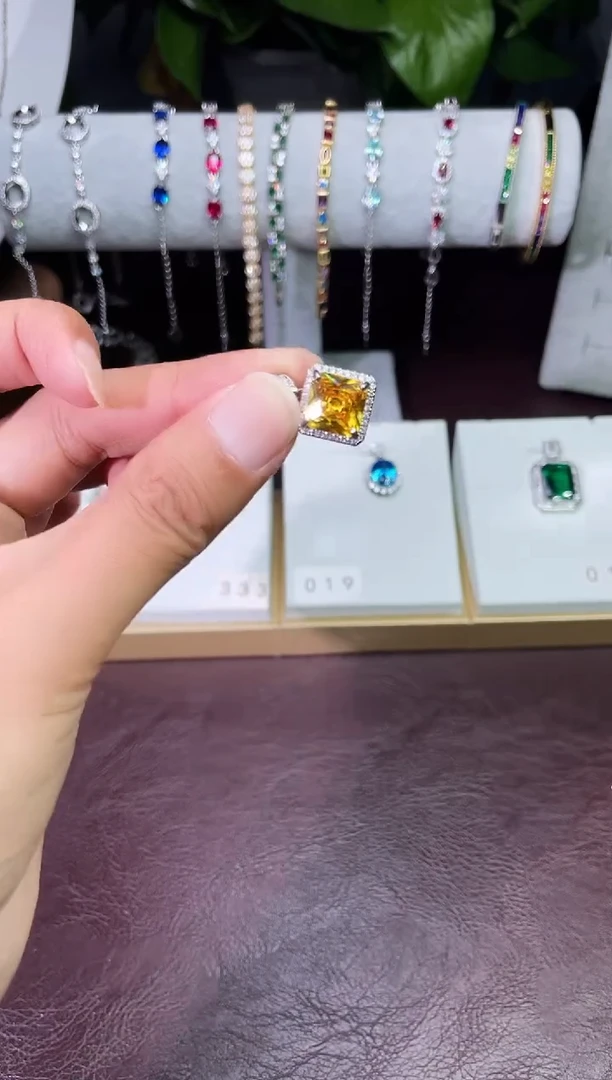 足铂镶嵌合成（培育）蓝宝石吊坠(赠链)黄宝吊坠