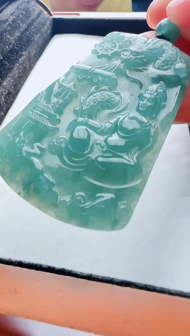 翡翠未镶嵌颈饰多样性发货其中一件