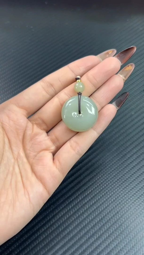 吊坠(赠链)未镶嵌和田玉且末近矿微色差mh