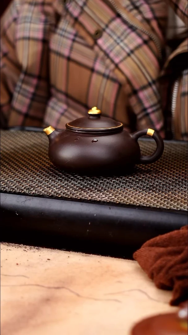 茶壶紫砂四号井茄皮紫泥描金寒江130cc