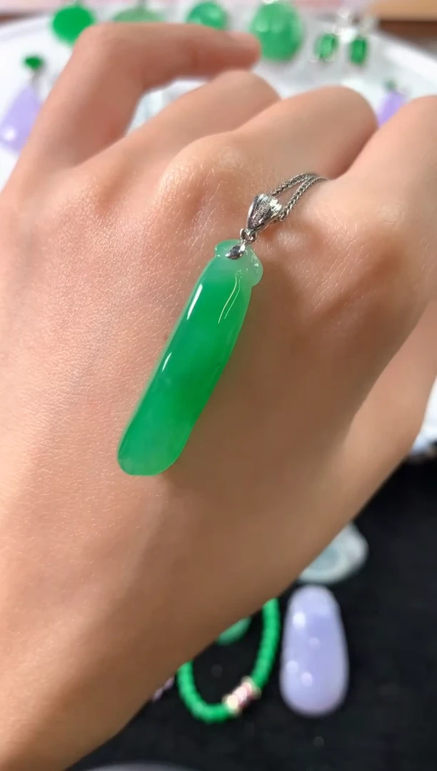 吊坠(赠链)18K金镶嵌翡翠吊坠