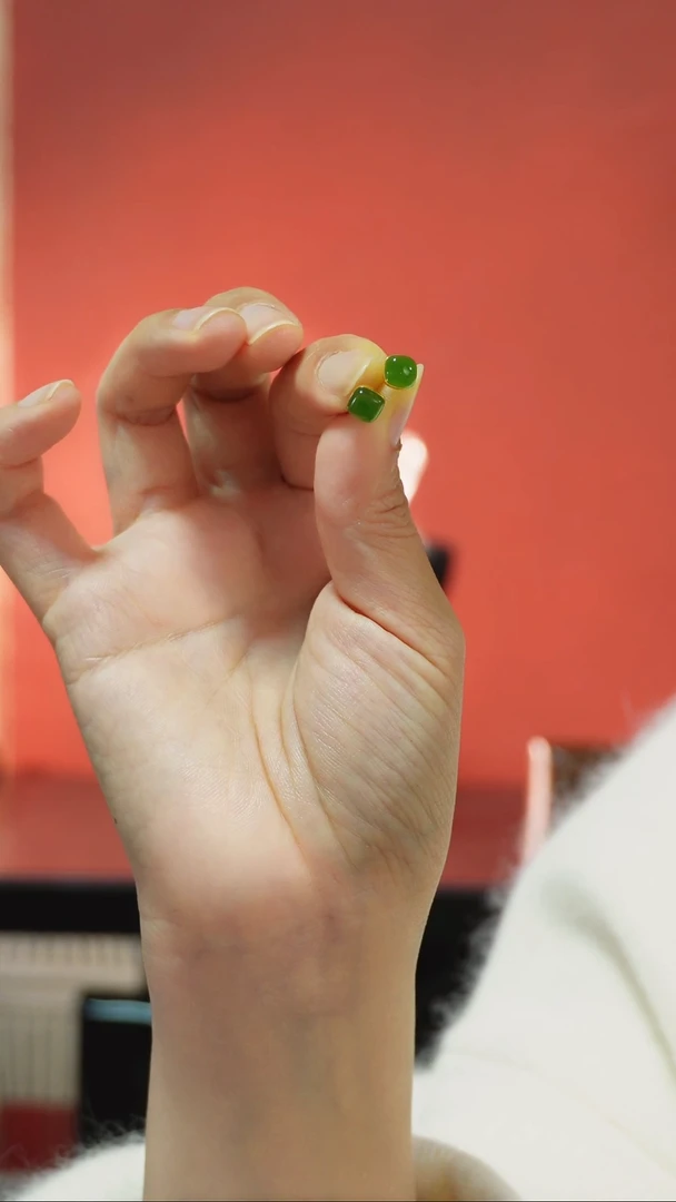 18K金镶嵌和田玉耳饰精致