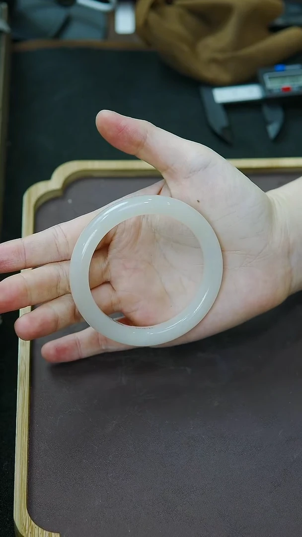 未镶嵌手镯和田玉56圈口正装冰藕粉手镯