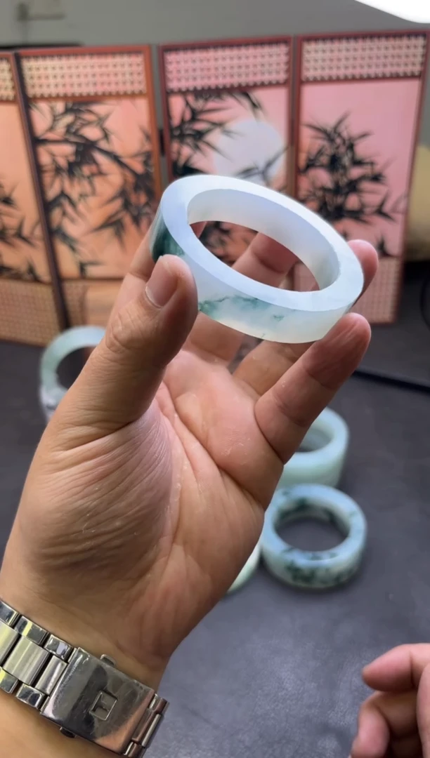 未镶嵌手镯定制翡翠?**宝手镯