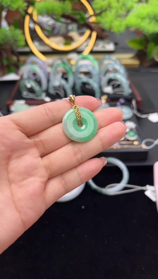 颈饰18K金镶嵌翡翠吊坠