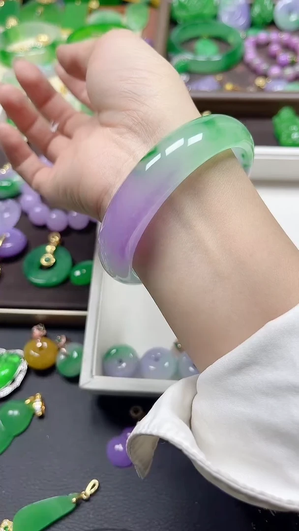 颈饰未镶嵌翡翠春彩手镯