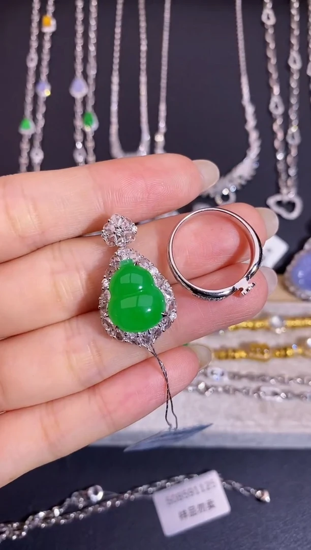 颈饰18K金镶嵌翡翠E****?葫芦戒指尾款