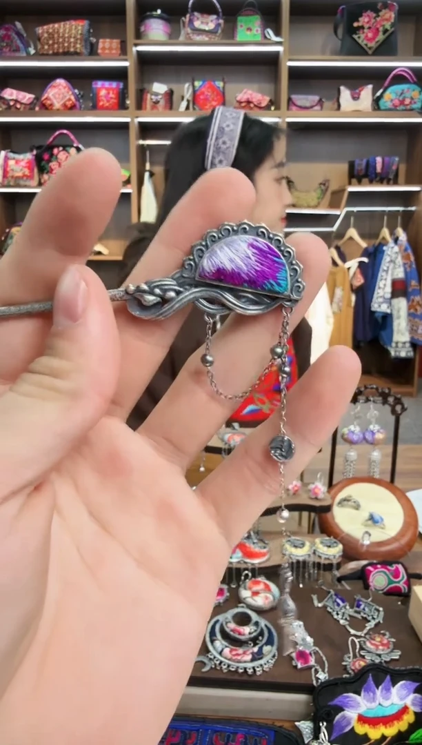 【闪购商品】织绣90蒙阿苏苗绣传承