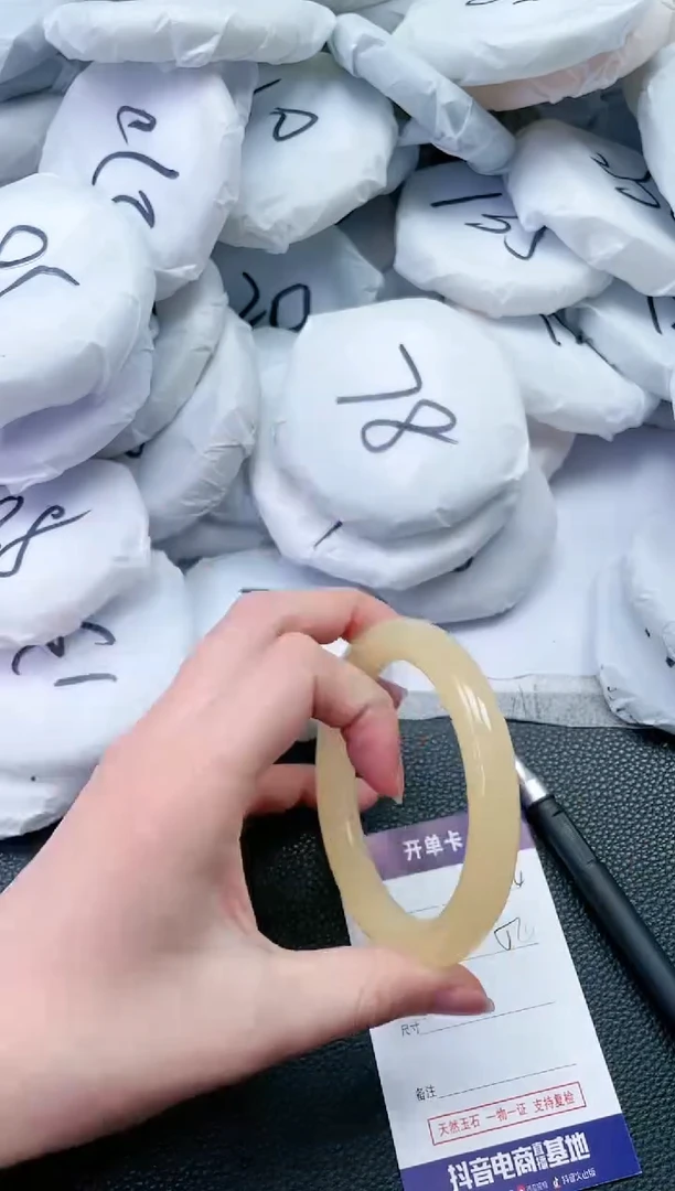 【闪购商品】石英质玉手镯未镶嵌M474