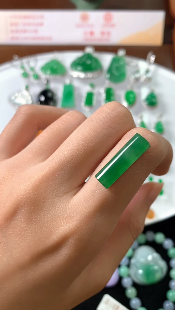 未镶嵌定制翡翠见*端裸石（定制镶嵌）