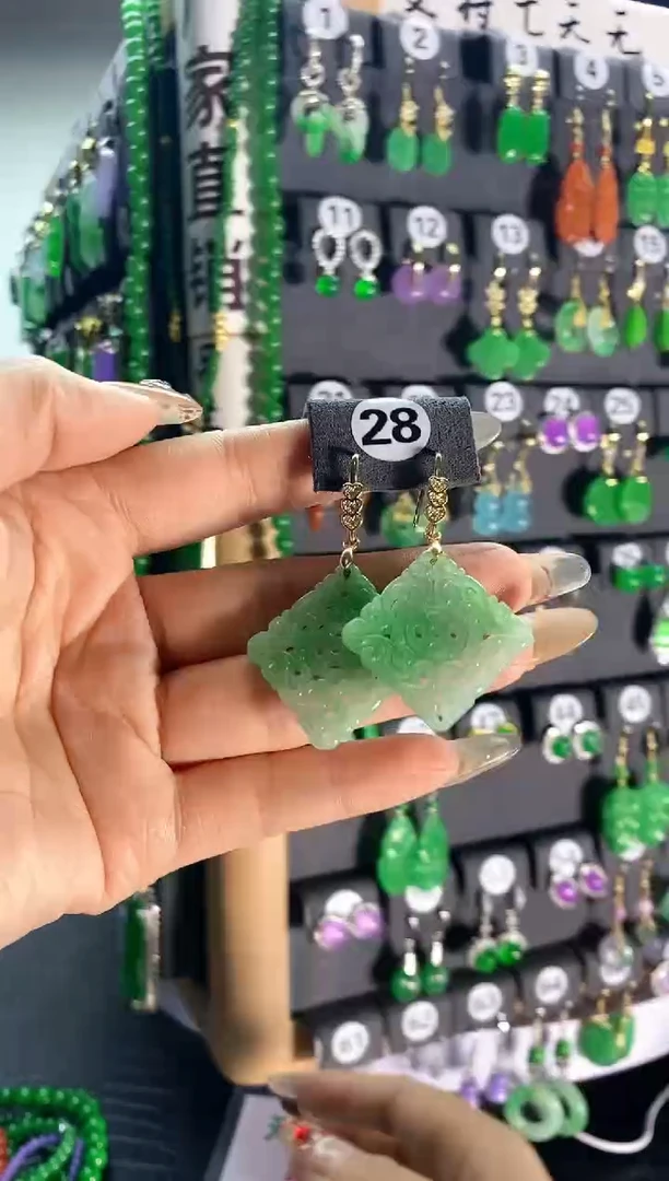 【闪购商品】翡翠颈饰银S925镶嵌28...