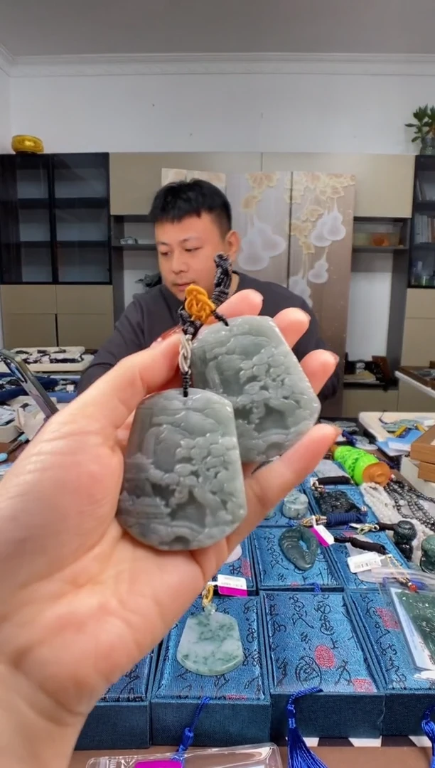 颈饰未镶嵌翡翠  多样性发其一