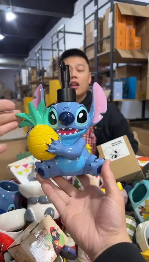 【闪购商品】杯树脂原盒史迪仔抱菠萝按压瓶