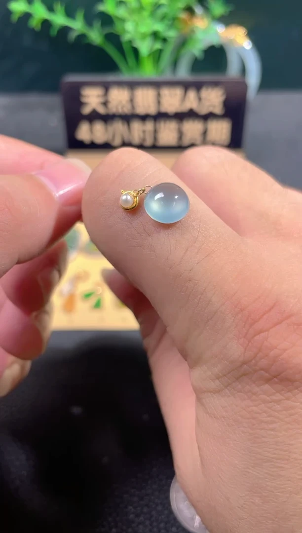 翡翠18K金镶嵌颈饰翡翠