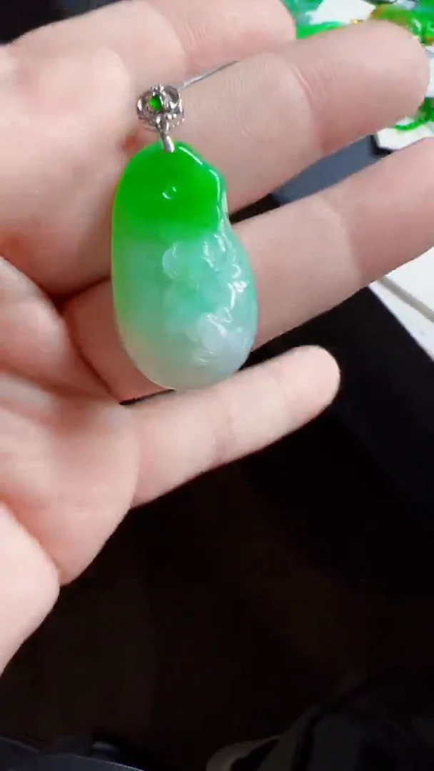 颈饰18K金镶嵌翡翠荷花