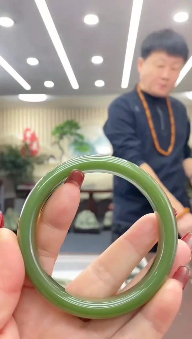 【闪购商品】透闪石质玉手镯未镶嵌手镯