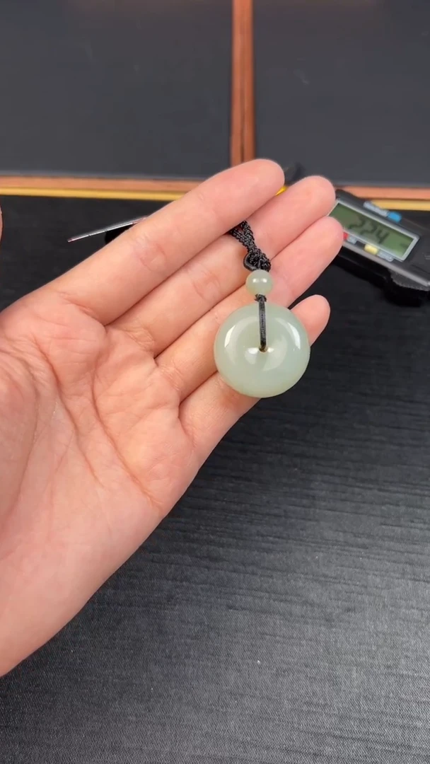 【闪购商品】和田玉吊坠(赠链)未镶嵌且末微色差