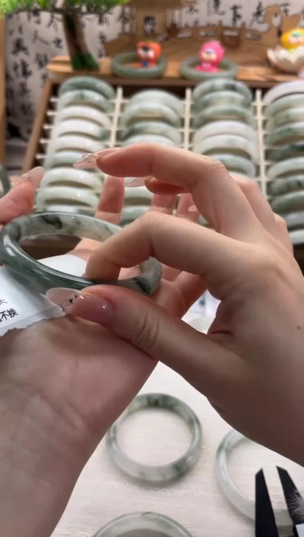 未镶嵌手镯石英质玉59