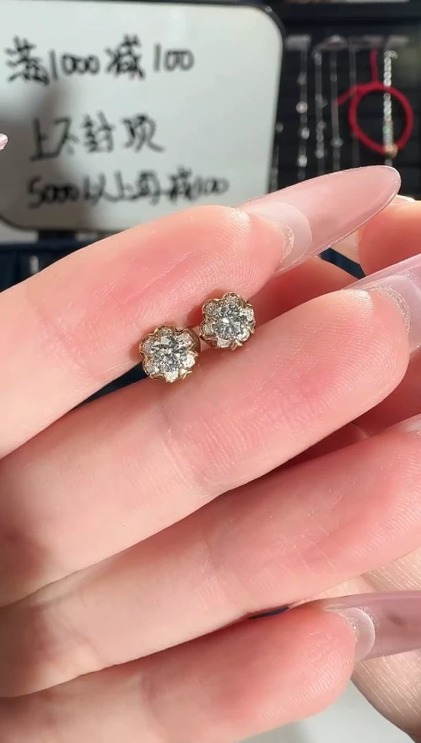 18K金镶嵌耳饰钻石雪花耳钉1.8g