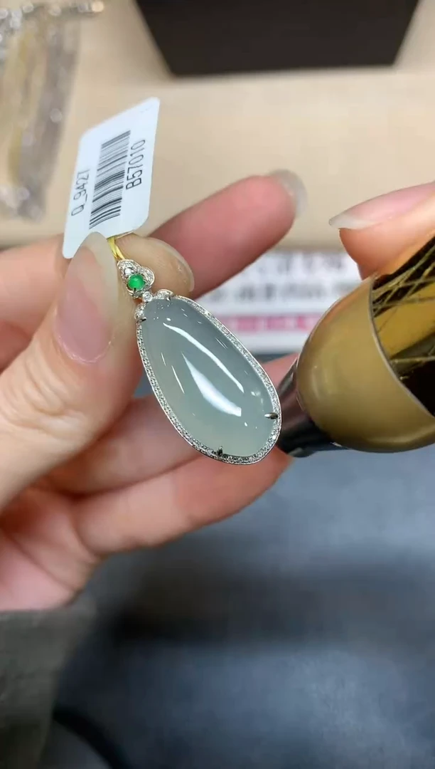 【闪购商品】翡翠颈饰18K金镶嵌【无鉴赏期