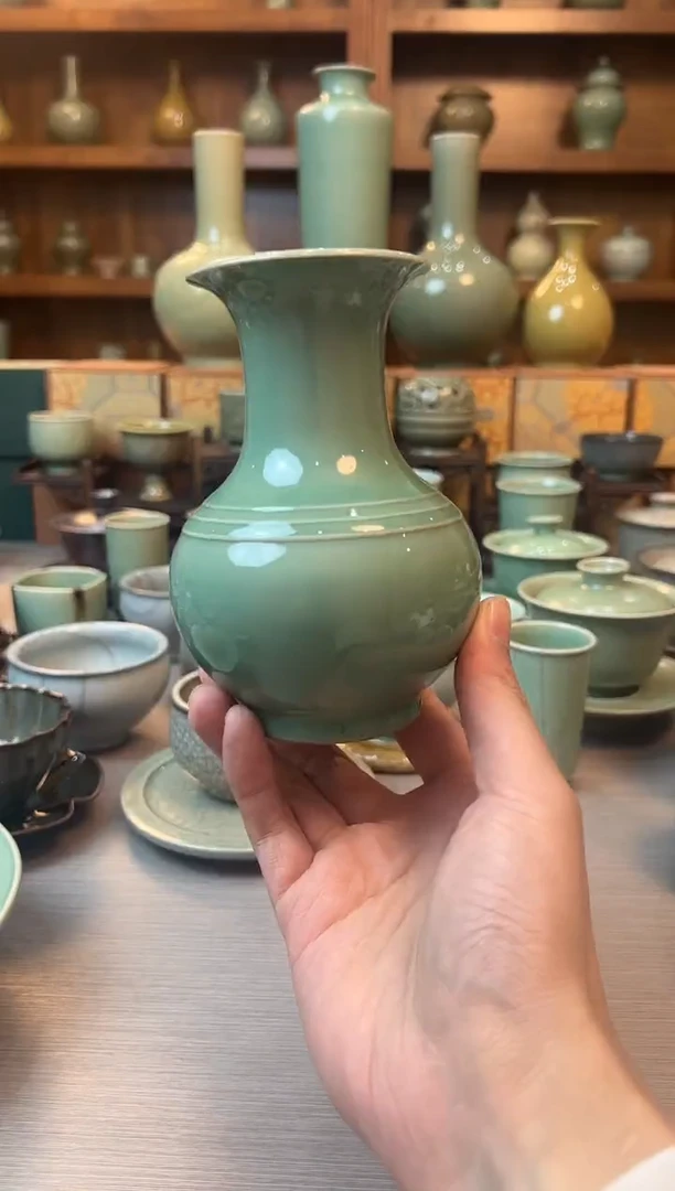 龙泉青瓷三线壶子