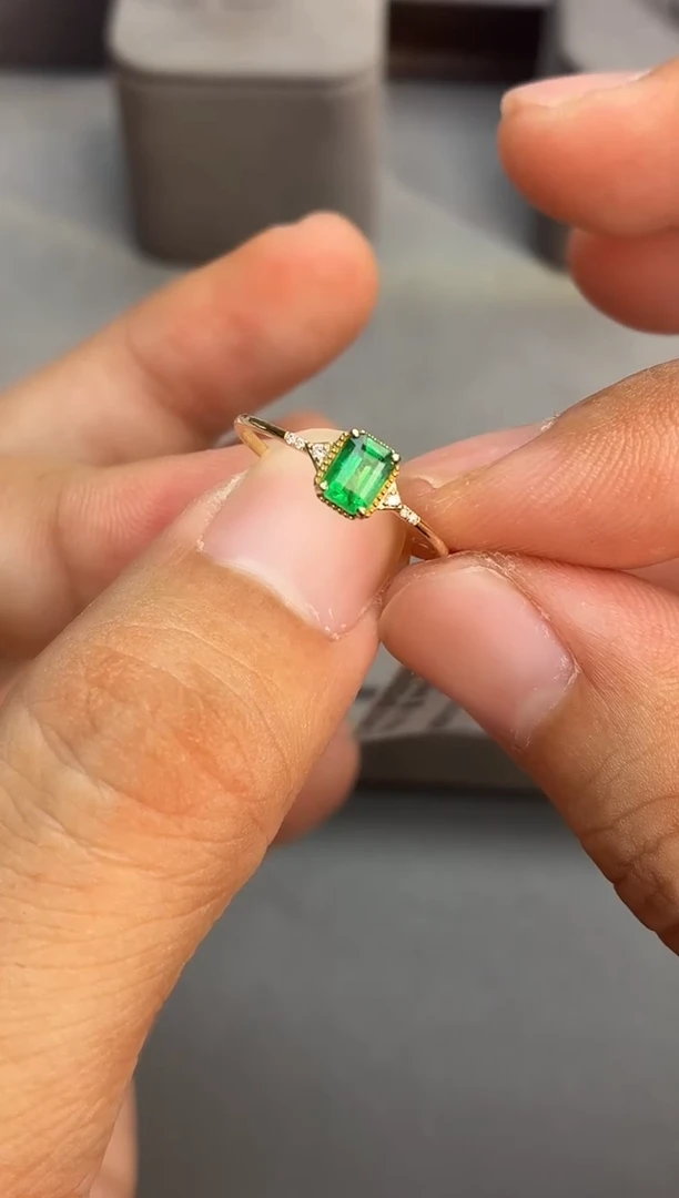 18K金镶嵌戒指祖母绿0.45ct/七天鉴赏