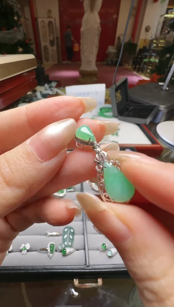 【闪购商品】翡翠吊坠(不含链)未镶嵌翡翠