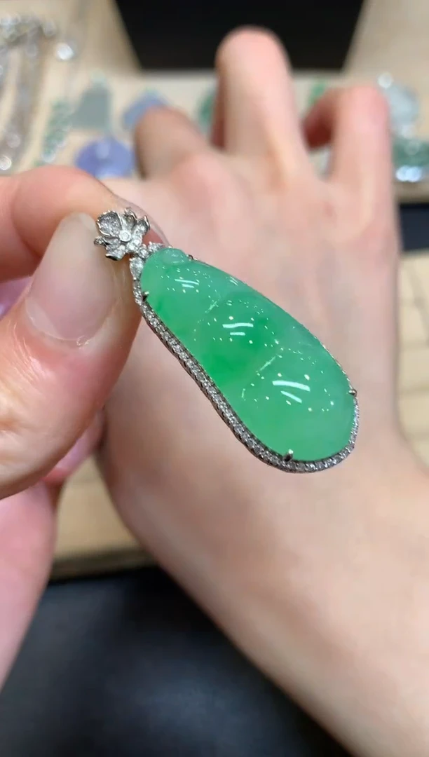 【闪购商品】翡翠颈饰18K金镶嵌福豆【无服务费】