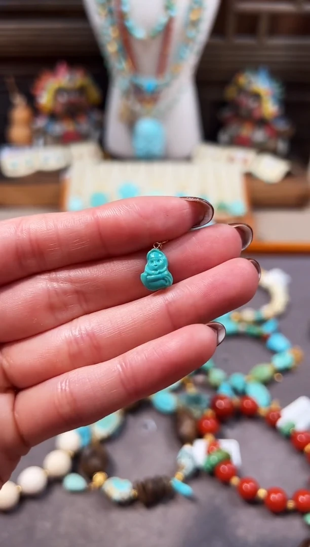 18K金镶嵌绿松石提溜小女巫