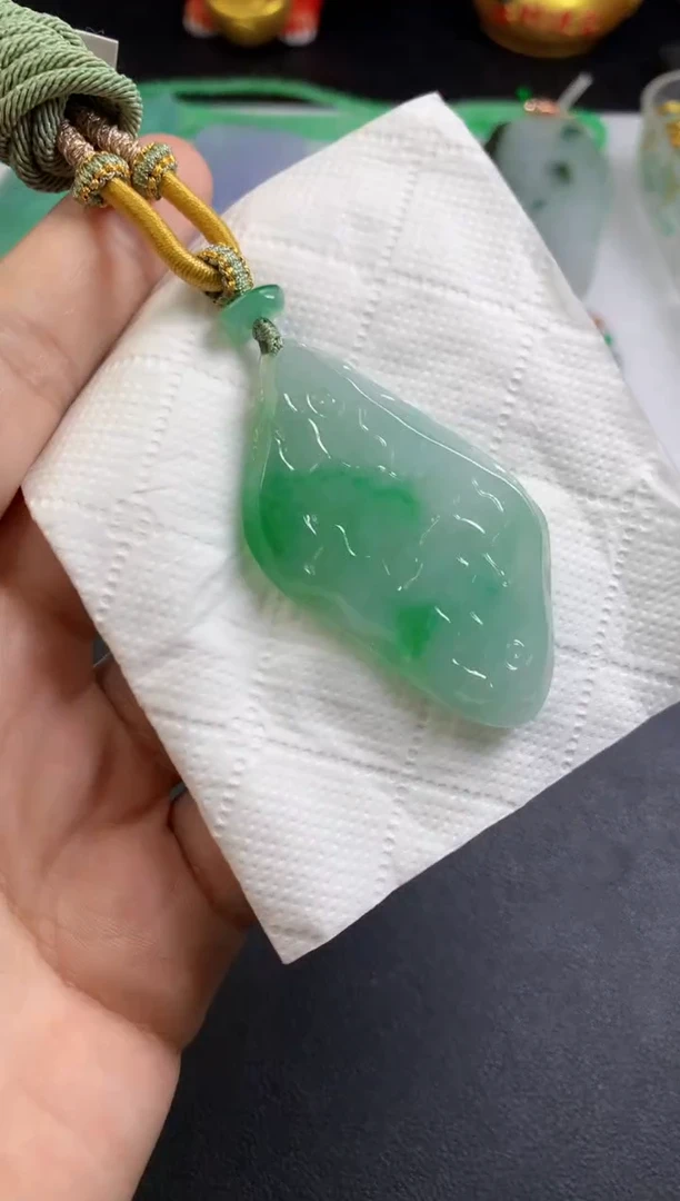 颈饰未镶嵌翡翠