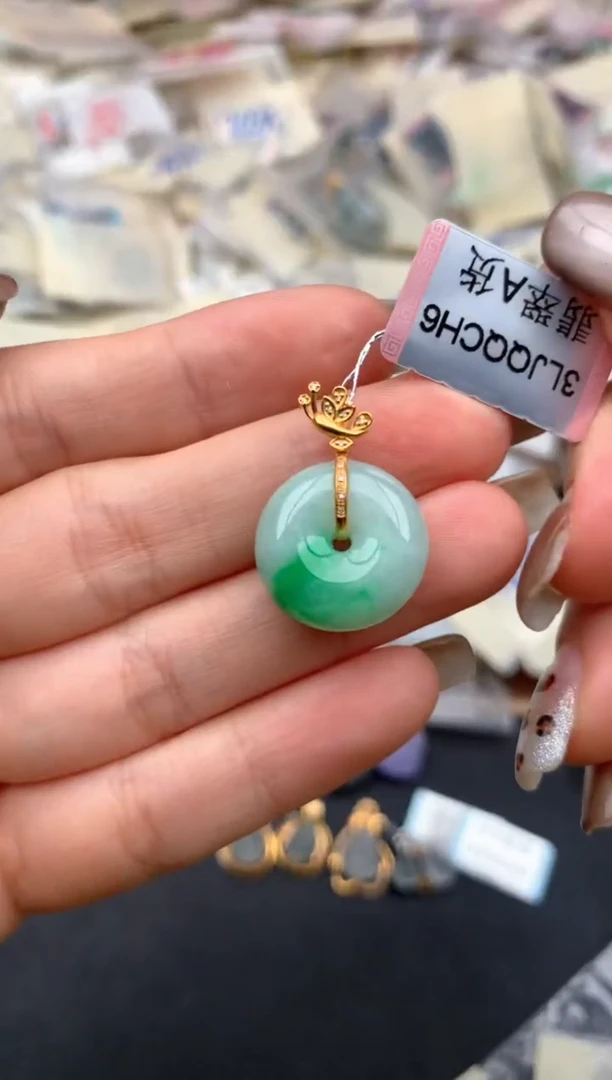 18K金镶嵌挂件翡翠一