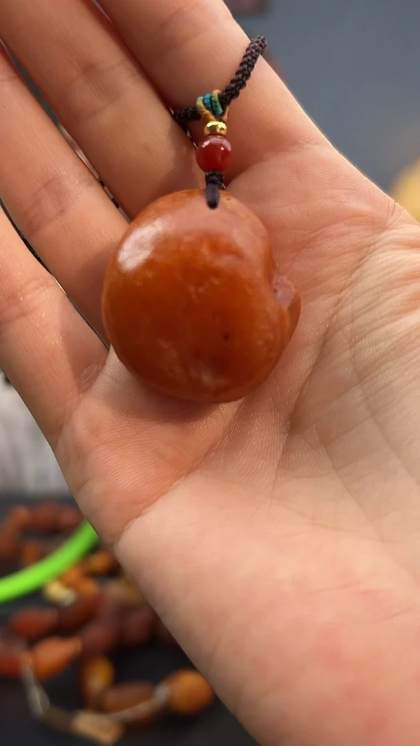 未镶嵌颈饰琥珀吊坠